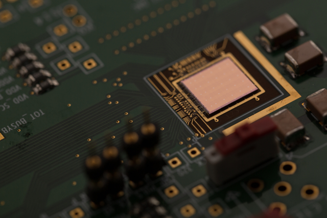 Une matrice de capteurs LGAD mont��s sur une carte de lecture: ces capteurs on ��t�� test��s en faisceaux au CERN et �� DESY.  Photographie: Barande J��r��my. ATLAS Experiment ? 2021 CERN